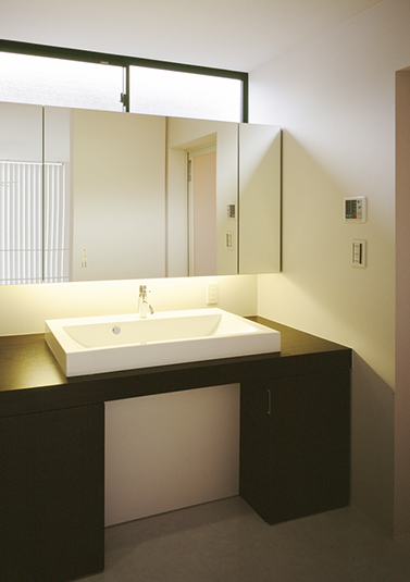 モダンテイストの洗面室