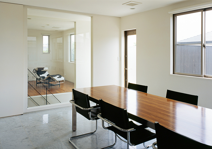 ステンレスと黒でシックな椅子が並ぶ