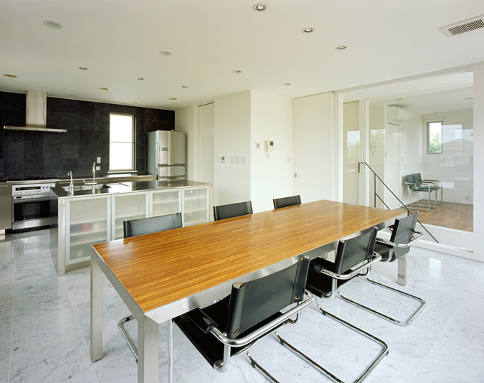 ガラス壁で広く感じるリビング