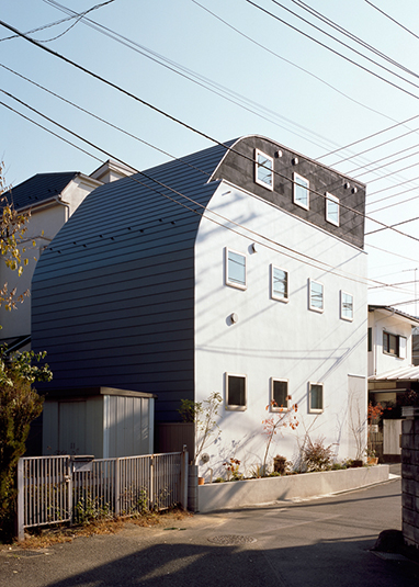 R形状の外壁が印象的な外観