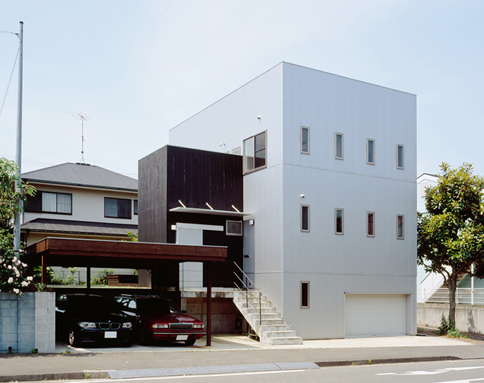 白と黒のボックスが並ぶ外観