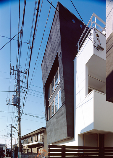 前面道路に張り出す外壁