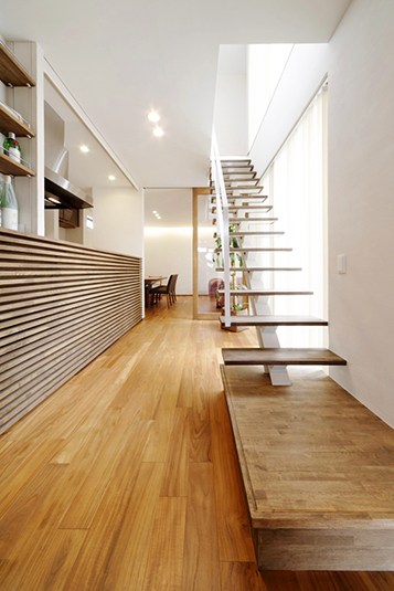 窓に沿って昇る階段