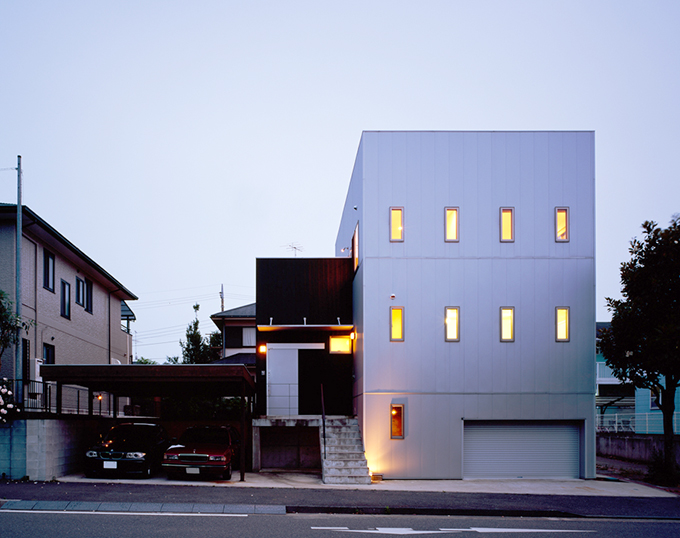 前面道路から見る夕景外観