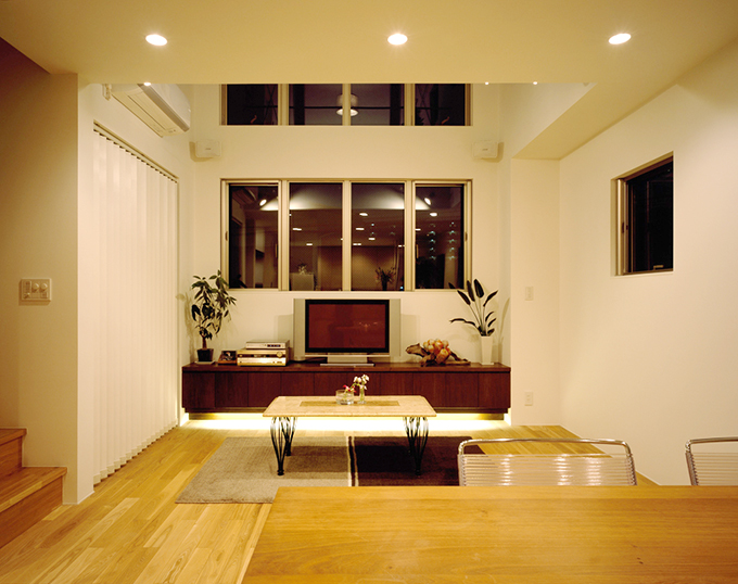 窓が室内を写した夜の眺め