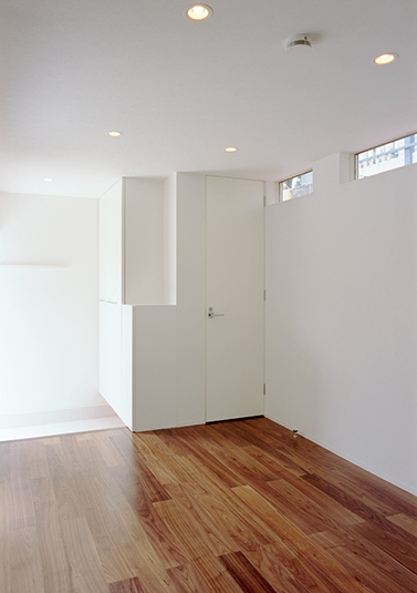 控えめなハイサイドライトで優しい明るさ