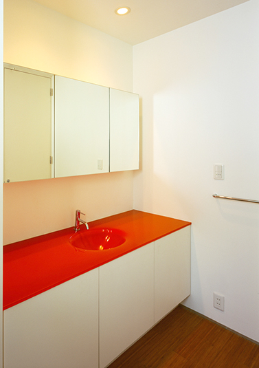 ビビットカラーの個性的な洗面台