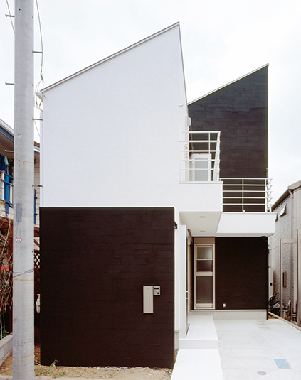 片流れ屋根の連なる外観