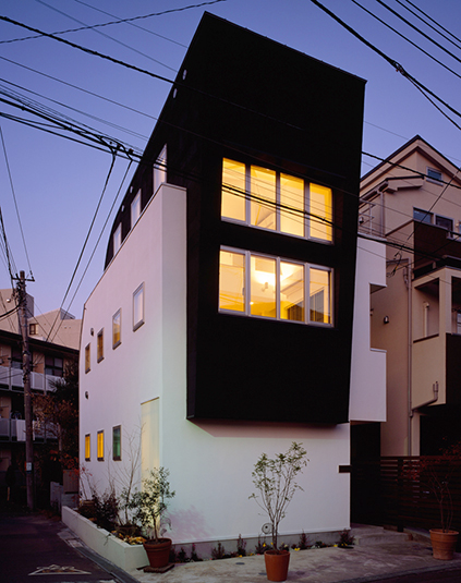 個性的な造形の夕景外観