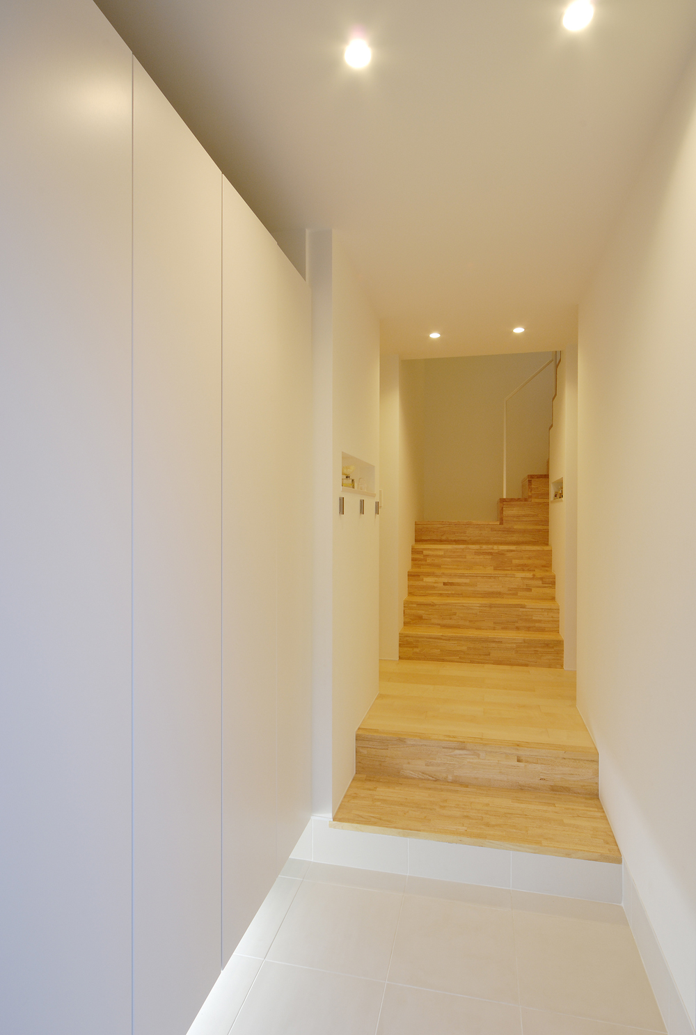 階段とフローリングとを合わせた家具のような、玄関から見える階段