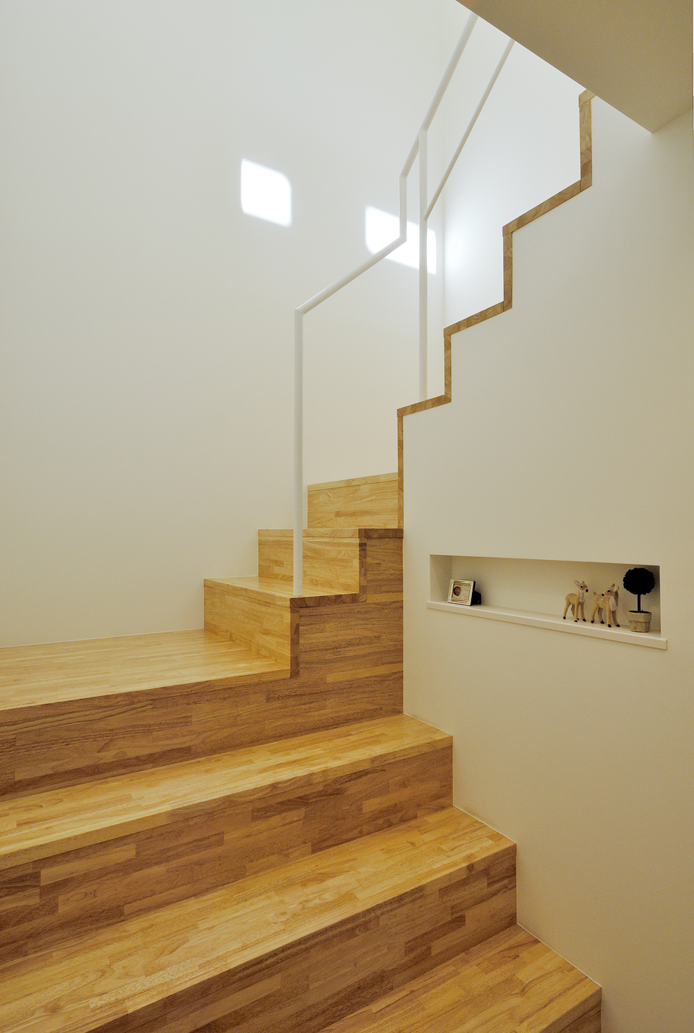 階段面全て集成材を使用し、積み木を積み上げたような幅のある階段