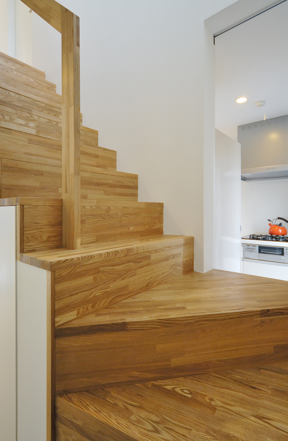 手すりも階段と同じ集成材で統一した、まとまりのある階段