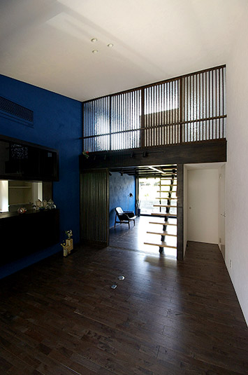 屋根裏部屋へ続く吹き抜け
