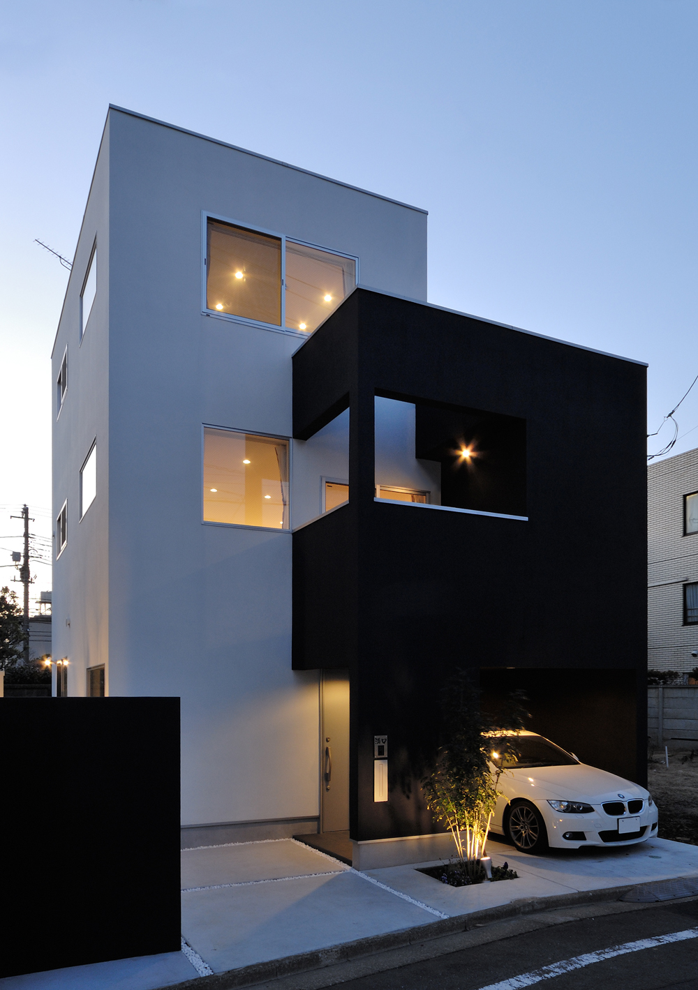 白と黒のシンプルな２つの箱が、重なりあうように建っている外観