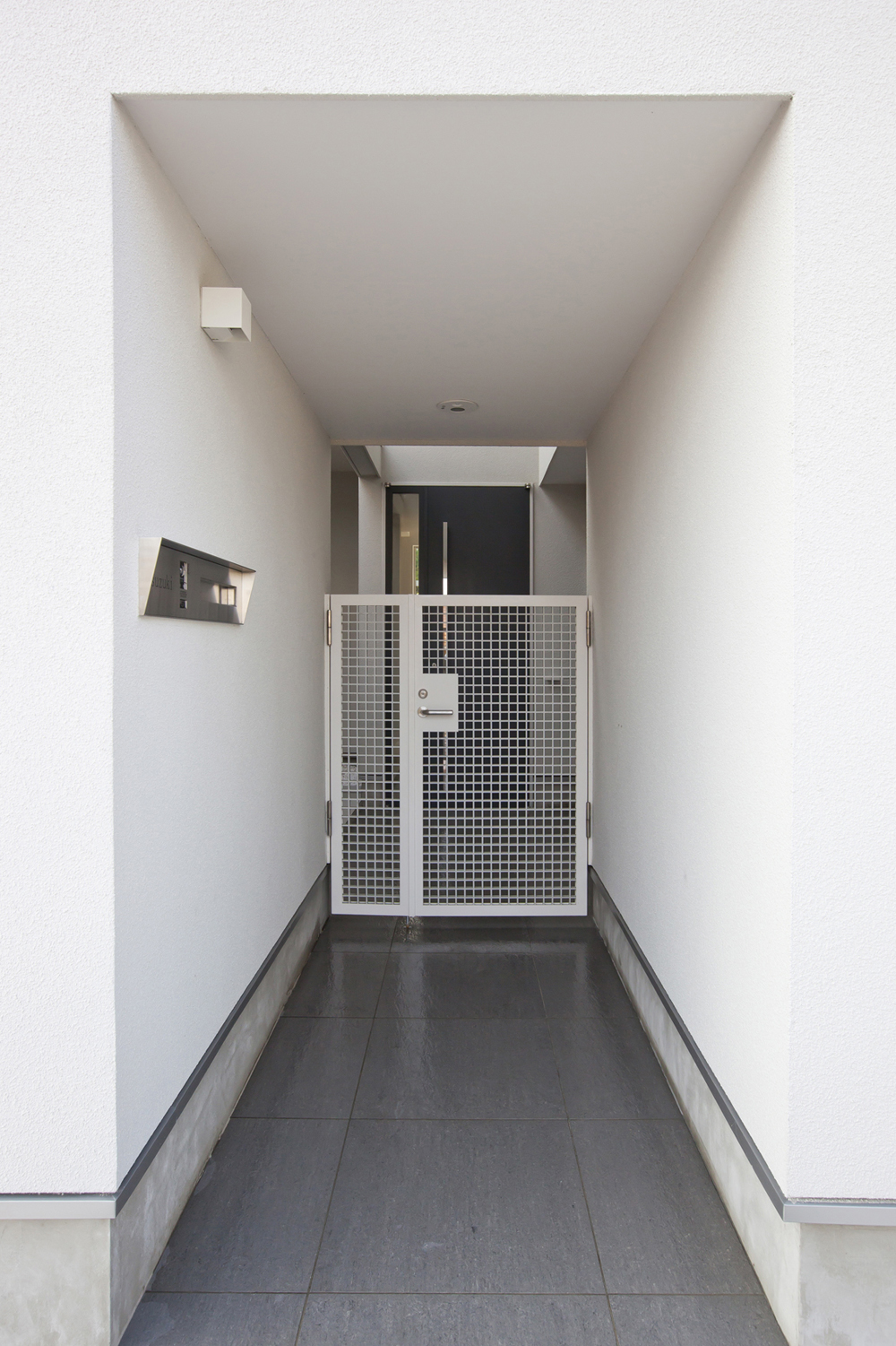 敷地入り口に作らず、玄関アプローチを楽しんだ後にある門扉