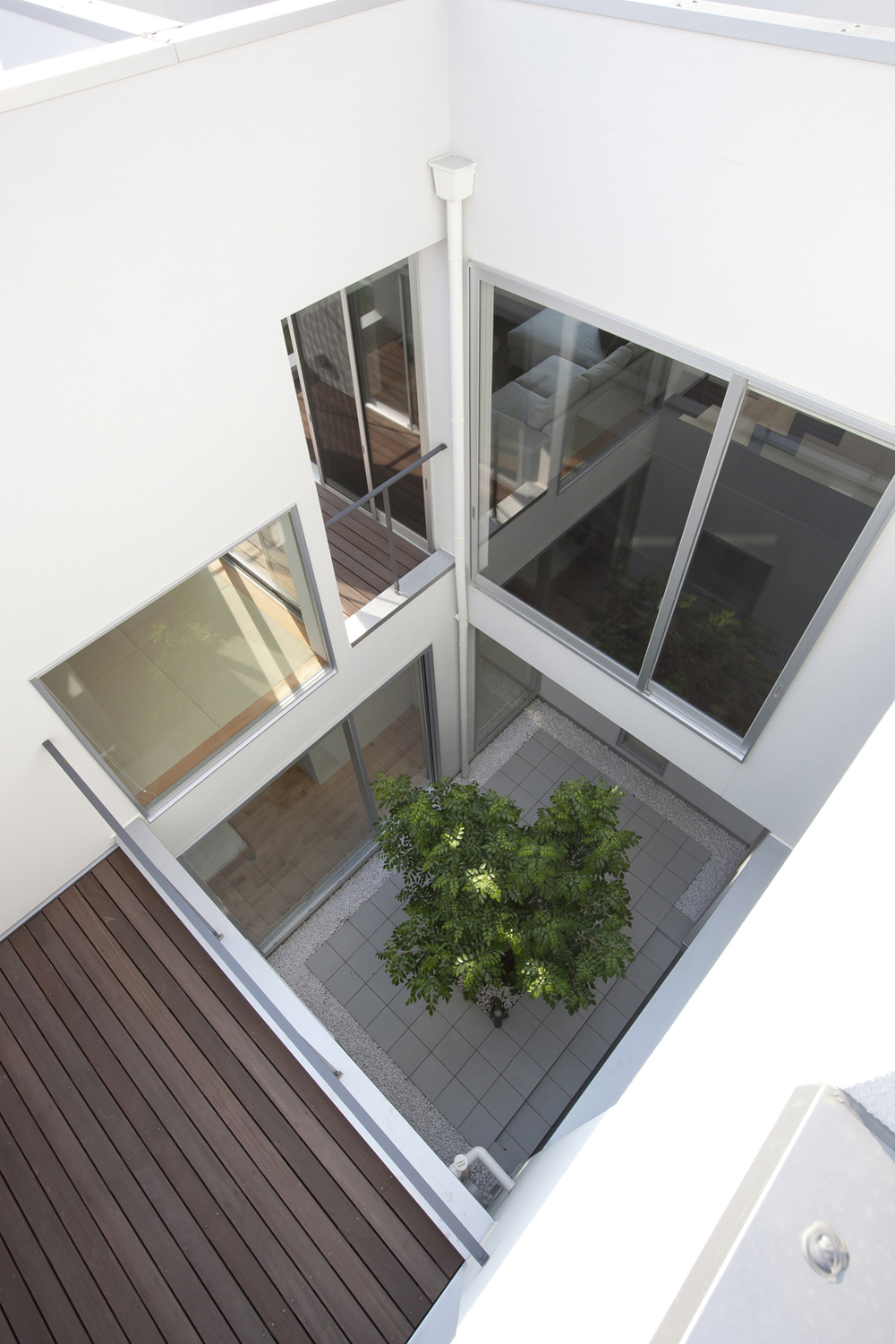 充分な光を取込む、ボリュームのある中庭空間