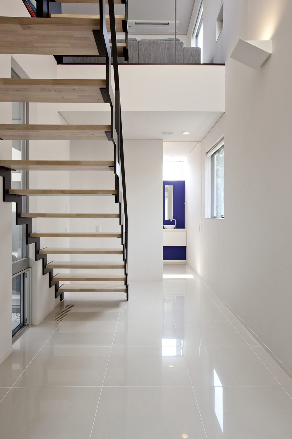 ストリップ階段として、１階・２階の繋がり感を演出している