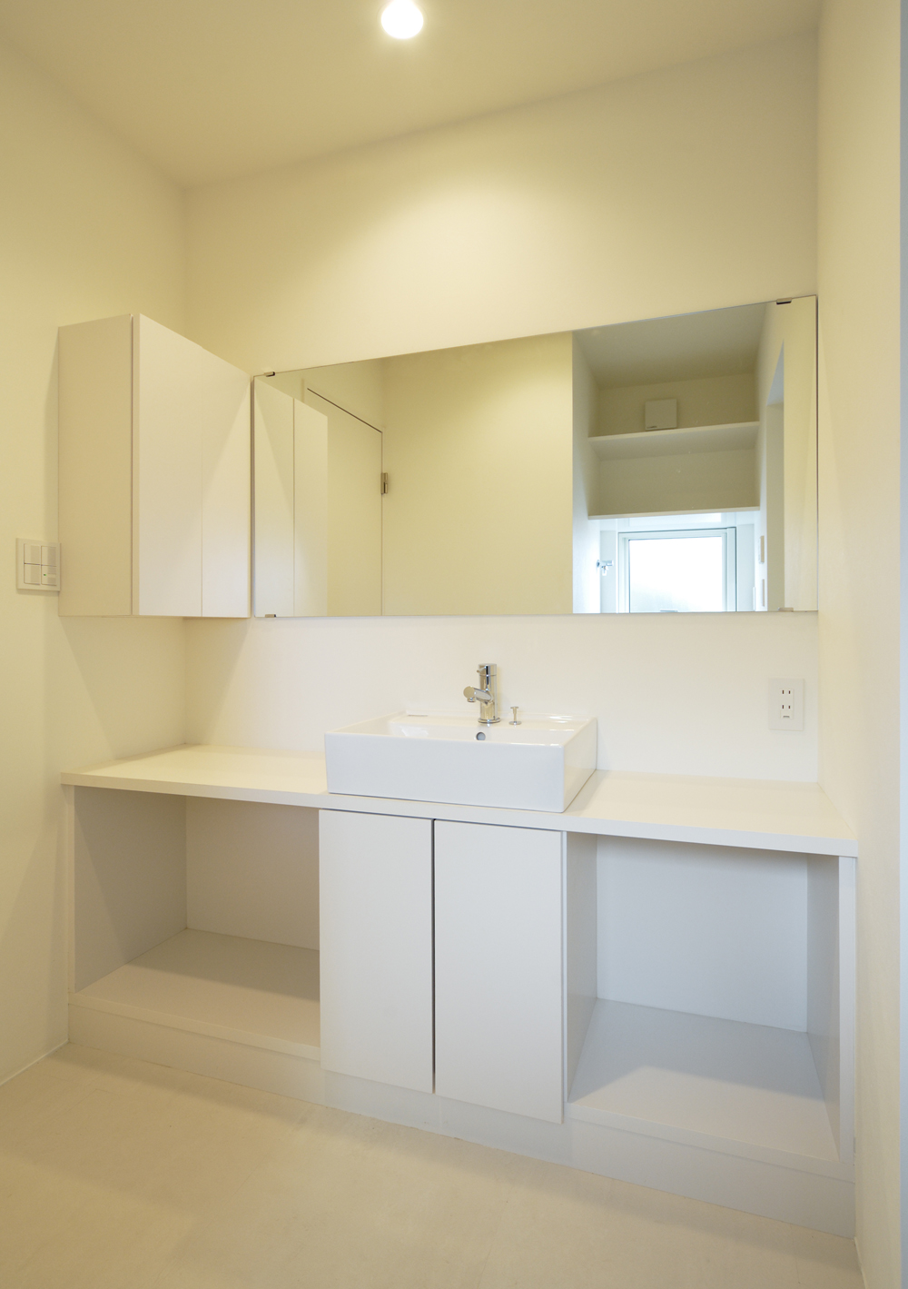 カスタマイズを楽しめる余白を残した、白を基調とした清潔感ある洗面スペース