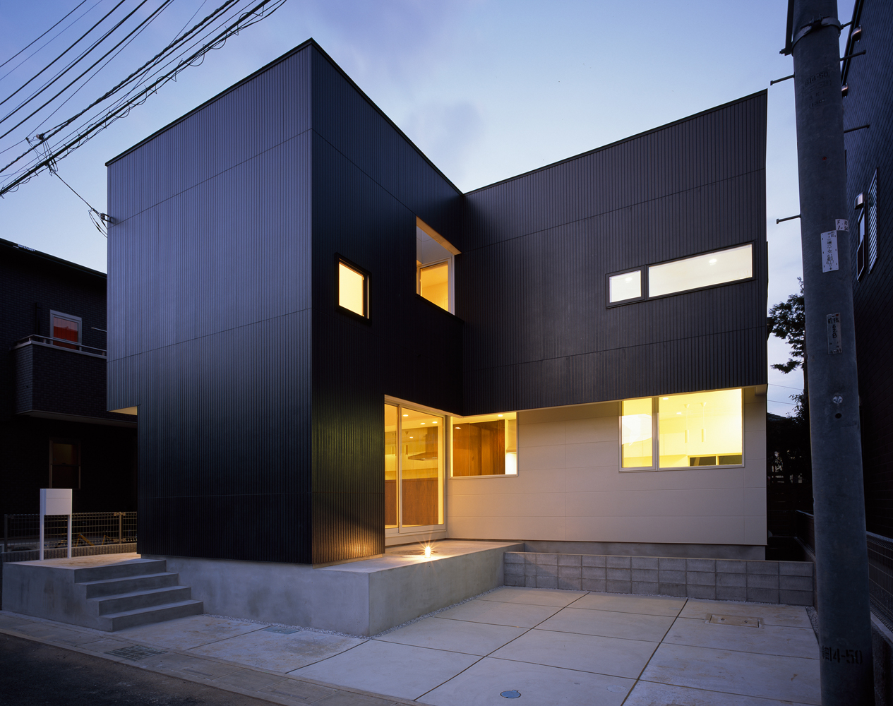 白黒のはっきりとした印象の外観に 室内の穏やかで優しい光がこぼれ落ちる Fevecasa フェブカーサ