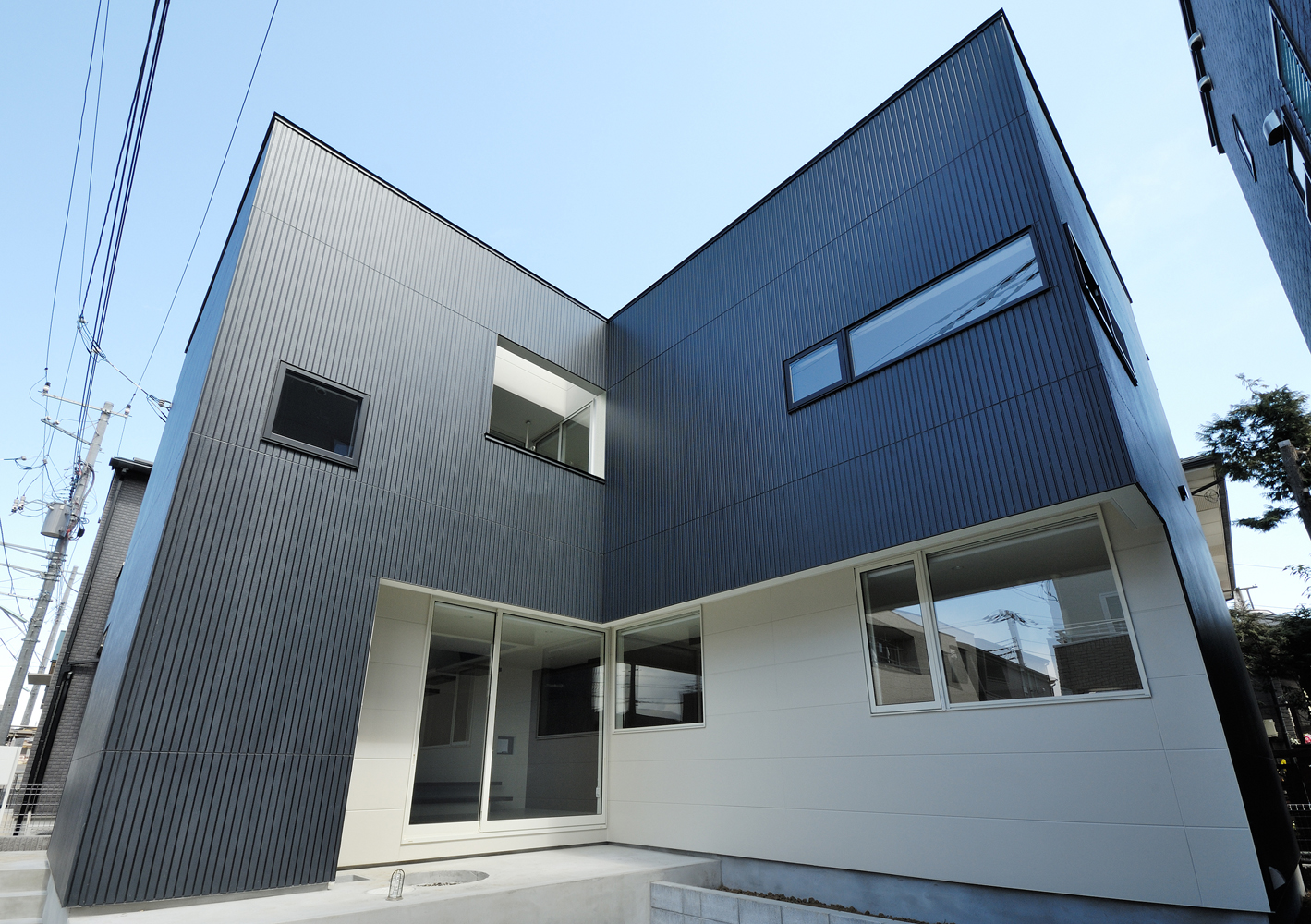 黒と白のコントラストで建物のソトとナカをやわらかく設計されている外観