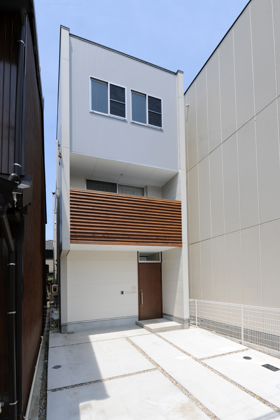 無機質な質感の外観に、太めのルーバーをデザインに取り入れた外観