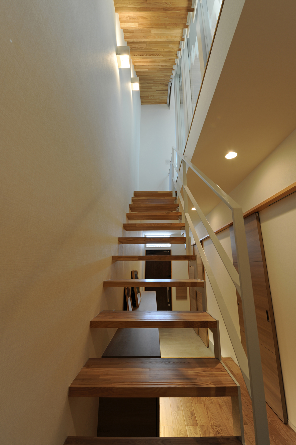 トップライトから入った光が、筒状に最下階まで光を導く階段