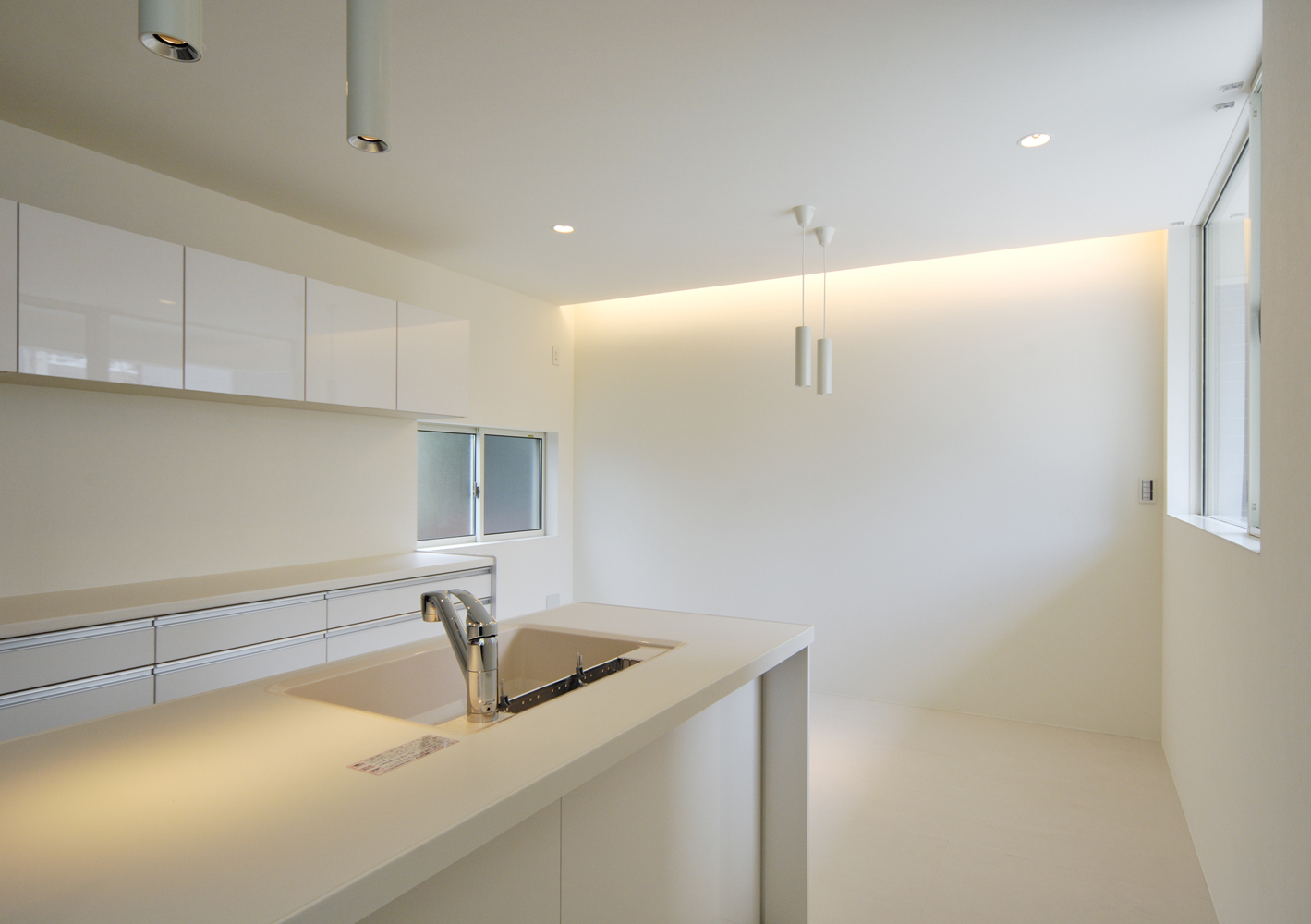 白で統一した、生活感を消した清潔でシンプルなＬＤＫ