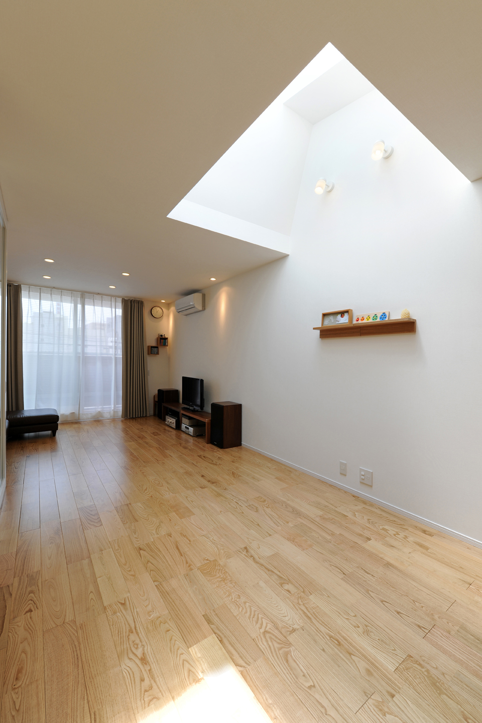 部屋の中央にトップライトを設けて、全体に光が入る明るいリビング