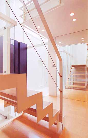 鏡を配置した階段下スペース