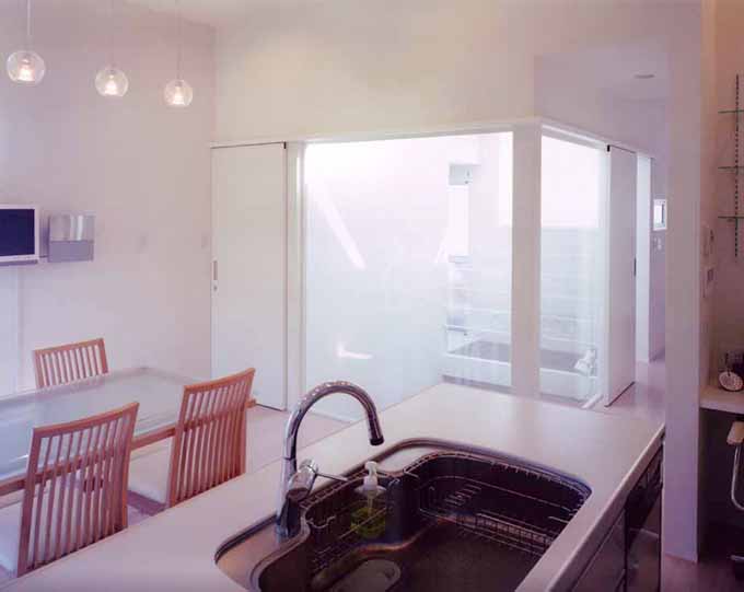 キッチンから中庭を眺める