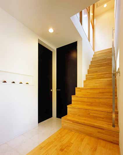 ２階へと続く木の階段