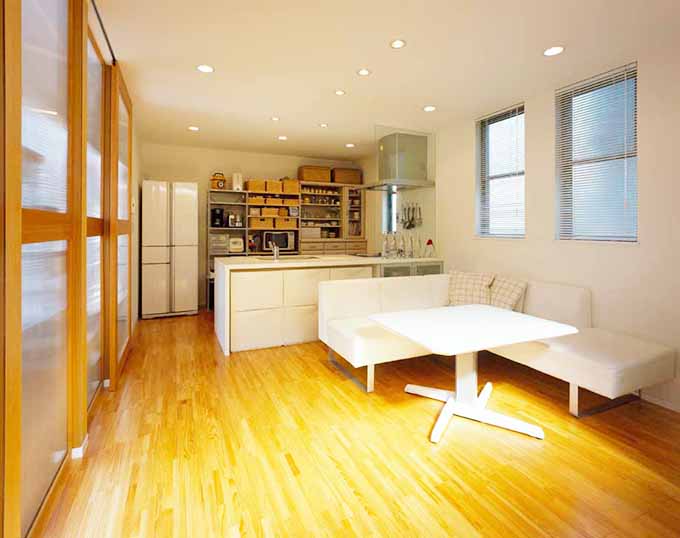 明るい日が差し込むリビング