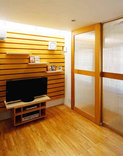 木の質感で統一されたリビング