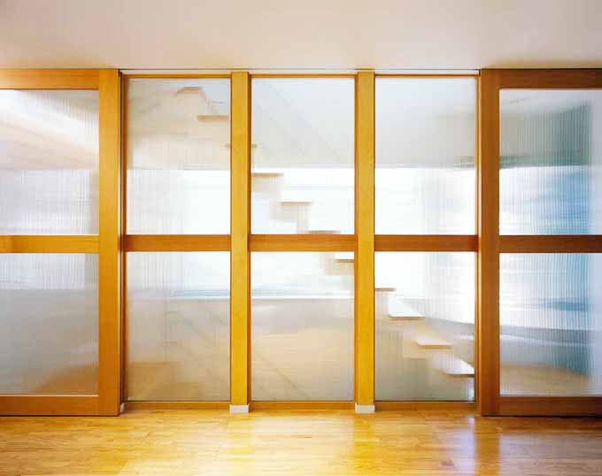 すりガラス越しに階段スペースを見る