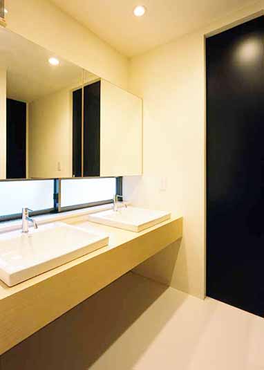 モダンな印象の洗面スペース