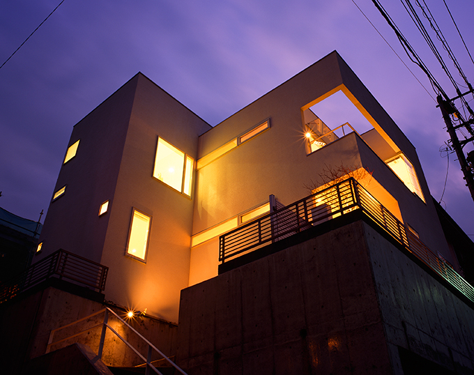 夜の外観