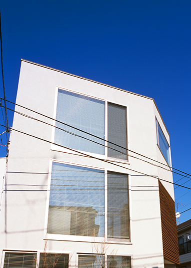 窓から採光を確保した外観