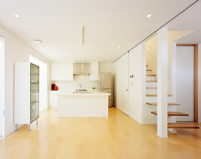 白でまとめたキッチンスペース