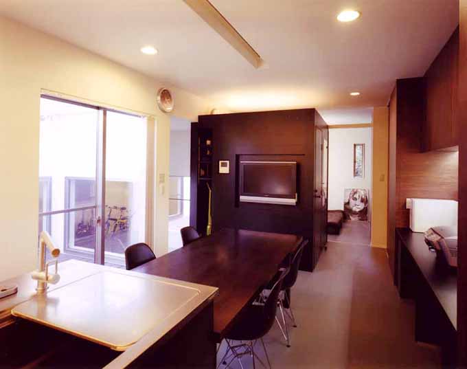 シックな雰囲気のリビング