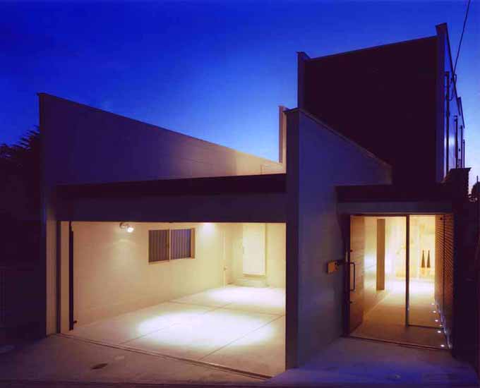 駐車スペースを照らす暖かい灯り