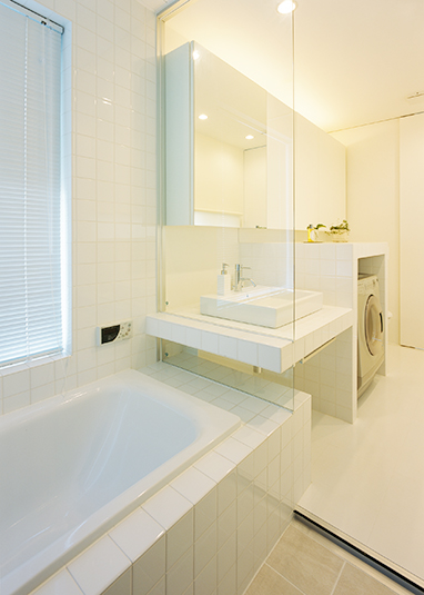 白でまとめたモダンなバスルーム