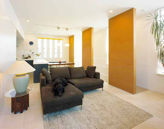 明るく日が差し込むリビング