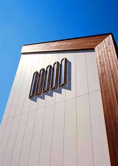 木のアクセントが印象的な外観