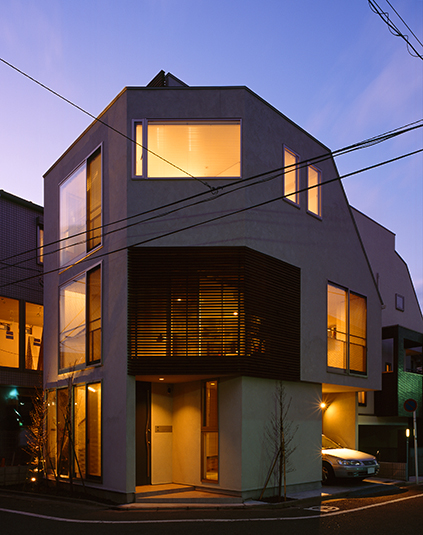夜の外観