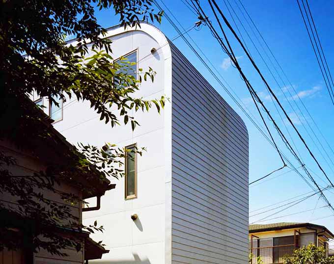 屋上の曲線ラインが美しい外観