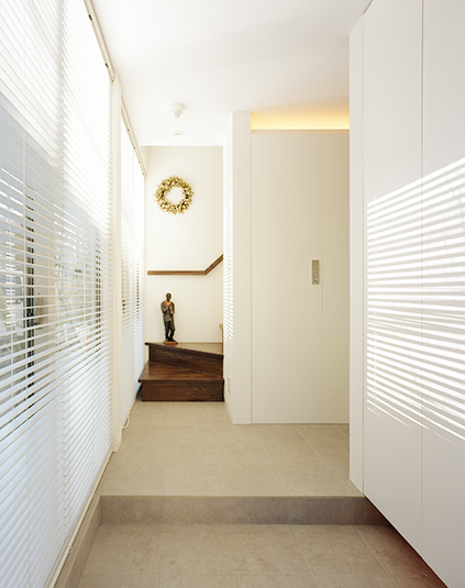 玄関から階段スペースを眺める