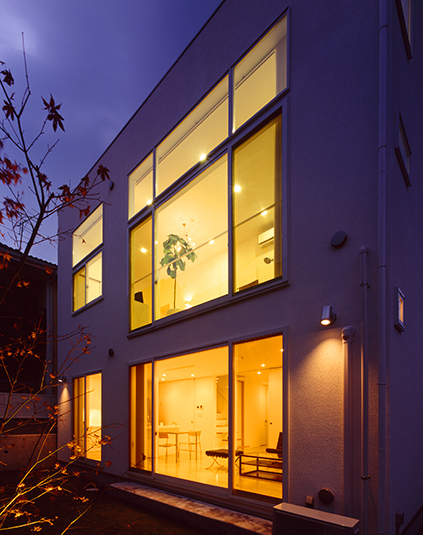 暖かい灯りがもれる夜の外観