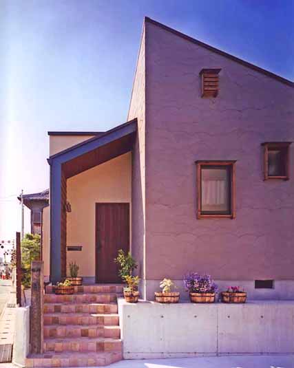 正面から外観を眺める