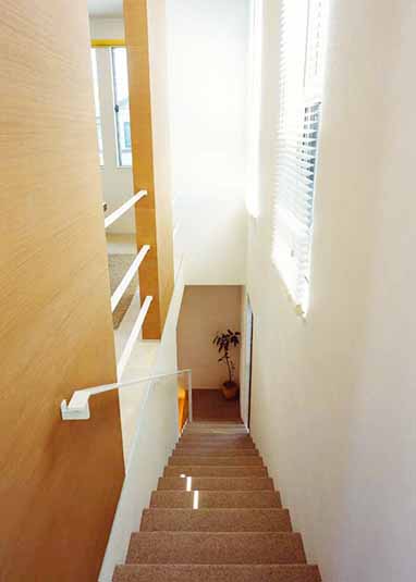 吹き抜けの明るい階段