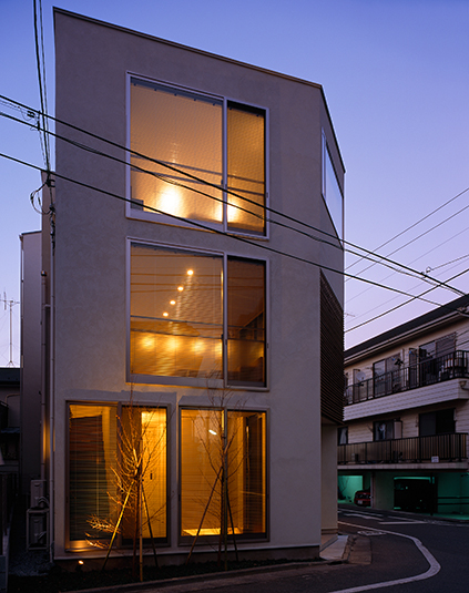 道路から見た夜の外観